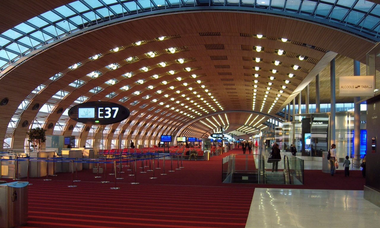 Charles De Gaulle - &Pi;&alpha;&rho;ί&sigma;&iota; - &Gamma;&alpha;&lambda;&lambda;ί&alpha; (CDG)